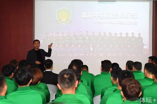 后来泰勒发现工资超低，就去找老板路易斯·梅耶要求加薪，谁知梅耶抱着他一通大哭，并告诫他：尊师重道、天道酬勤，总有出头日。